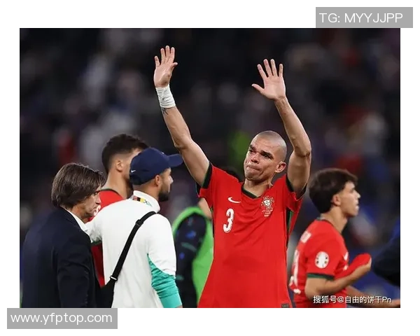 足球球星转型裁判的挑战与机遇：从赛场英雄到规则守护者的跨界之路