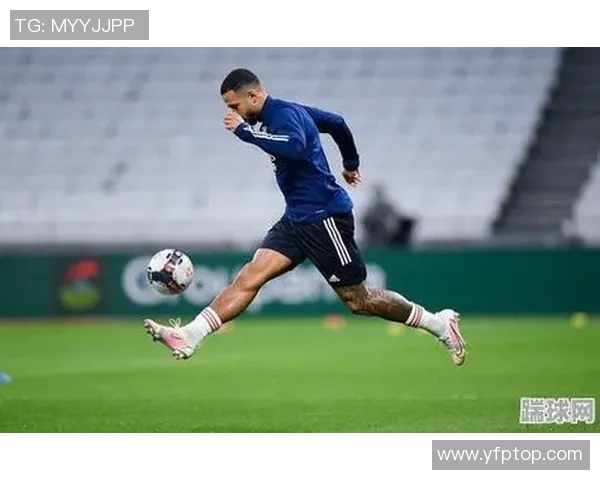 足球赛中球星踢烂球鞋的瞬间 透视运动员与装备的紧密关系 足球赛中球星踢烂球鞋的瞬间 透视运动员与装备的紧密关系